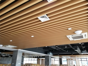 Εσωτερική κρεμάστρα οροφής αλουμινίου Διακόσμηση προφίλ ξύλου σωλήνα εξώθησης κόκκων